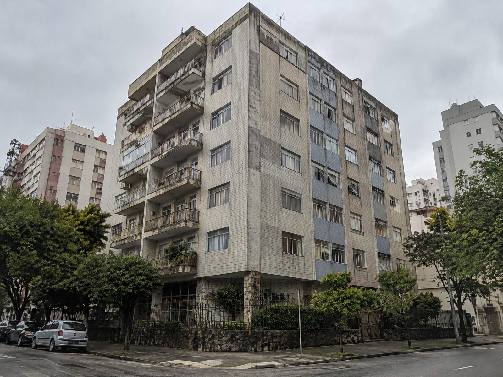 Fachada do mesmo edifício antes do retrofit, com revestimento desgastado
