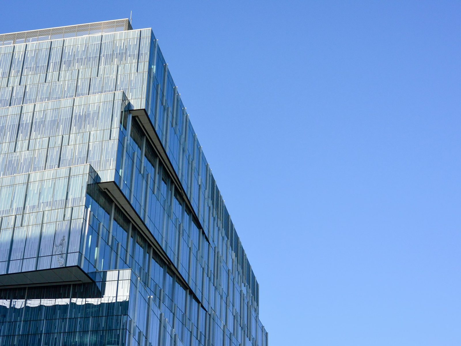 Edifício comercial corporativo com fachada de vidro